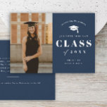 Minimale fotograafpartij kaart<br><div class="desc">Een eenvoudige uitnodiging van de fotograduatiegroep die groot afstuderen jaar,  klassiek type en studentennaam omvat.</div>