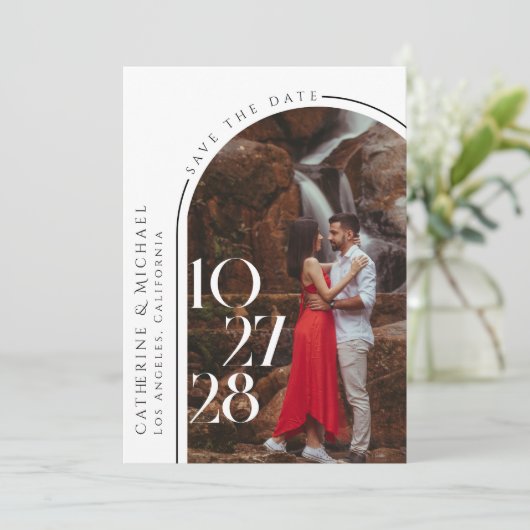 Minimale fotografie met gebold typografie save the date (Staand voorkant)