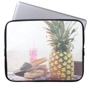 Minimale fotografie van ananas nabij sandalen a laptop sleeve