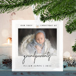 Minimale fotogrootouders 1 Kerstgrijs Glas Ornament<br><div class="desc">Help hen de komst van hun eerste kleinkind te vieren met deze moderne, minimalistische foto-keepjesversiering. De tekst van de kool grijs staat "Ons eerste Kerstfeest als grootouders" met het woord "grootouders" in trendy handschrift. Vervang het afbeelding van het monster gemakkelijk door uw favoriete foto van de nieuwe baby, en voeg...</div>