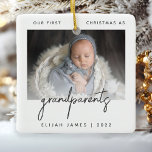 Minimale fotogrootouders 1 Kerstgrijs Keramisch Ornament<br><div class="desc">Help hen de komst van hun eerste kleinkind te vieren met deze moderne, minimalistische foto-keepjesversiering. De tekst van de kool grijs staat "Ons eerste Kerstfeest als grootouders" met het woord "grootouders" in trendy handschrift. Vervang het afbeelding van het monster gemakkelijk door uw favoriete foto van de nieuwe baby, en voeg...</div>