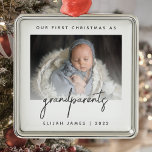 Minimale fotogrootouders 1 Kerstgrijs Metalen Ornament<br><div class="desc">Help hen de komst van hun eerste kleinkind te vieren met deze moderne, minimalistische foto-keepjesversiering. De tekst van de kool grijs staat "Ons eerste Kerstfeest als grootouders" met het woord "grootouders" in trendy handschrift. Vervang het afbeelding van het monster gemakkelijk door uw favoriete foto van de nieuwe baby, en voeg...</div>