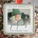 Minimale fotogrootouders 1 Kerstgroen Metalen Ornament<br><div class="desc">Help hen de komst van hun eerste kleinkind te vieren met deze moderne, minimalistische foto-keepjesversiering. In de donkergroene tekst staat "Ons eerste kerstfeest als grootouders" met het woord "grootouders" in een trendy handschrift. Vervang het afbeelding van de steekproef gemakkelijk met uw favoriete foto, en voeg de naam van de baby...</div>