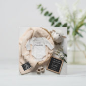 Minimale genderneutrale zwangerschapsaankondiging kaart (Staand voorkant)