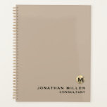 Minimale Gold Monogram Benoeming Book Planner<br><div class="desc">Minimale moderne luxegeborstelde metalen goudmonogram naam Titel Aangepaste tekst Klassieke bloktypografie Solid Beige Achtergrond Aanwijzingsboekanner</div>
