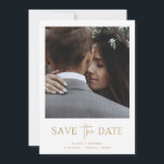 Minimale Gold-stijl | Eén foto Save The Date<br><div class="desc">Deze eenvoudige en elegante nepgoud en witte bruiloft sparen de datumkaart kenmerkt uw persoonlijke foto op de voorzijde,  met een mengeling van modern handgeschreven manuscript en gewaagde serif tekst. Er is ruimte voor aanvullende informatie op de achterkant,  inclusief je trouwwebsite.</div>