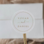 Minimale gouden enveloppen ronde sticker<br><div class="desc">Deze minimalistische goudenvelopzegels zijn perfect voor een eenvoudige bruiloft. Het moderne romantische ontwerp kenmerkt klassieke gouden en witte typografie in combinatie met een roestachtige, maar elegante kalligrafie met , met de hand geschreven stijl. in elke kleur. Houd het ontwerp eenvoudig en elegant, zoals het is, of personaliseer het door uw...</div>