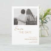 Minimale Gouden Foto Moderne bruiloft Save The Date (Staand voorkant)