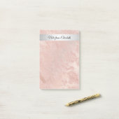 Minimale goudmarmermantel met roos post-it® notes (Op bureau)