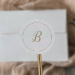 Minimale goudmonogram-envelop voor weduwen ronde sticker<br><div class="desc">Deze minimalistische goudmonogram bruidenvelopzegels zijn perfect voor een eenvoudige bruiloft. Het moderne romantische ontwerp biedt klassieke en elegante kalligrafie met een stijl met handschrift. in elke kleur. Houd het ontwerp eenvoudig en elegant, zoals het is, of personaliseer het door uw eigen grafiek en kunstwerk toe te voegen. Pas het etiket...</div>