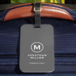 Minimale grijze klassieke typografische monogram bagagelabel<br><div class="desc">Een professioneel verticaal ontwerp in moderne stijl met een grijs en wit monogram met een groot klassiek bloktypografisch initiaal monogram met naam en titel hieronder. De tekst kan gemakkelijk worden aangepast gebruikend de verstrekte gebieden.</div>