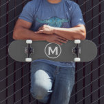 Minimale grijze monogram persoonlijk skateboard<br><div class="desc">Een minimalistisch monogram ontwerp met grijs en wit monogram embleem met klassiek bloktypografie initiaal op een eenvoudige grijze achtergrond.</div>