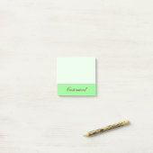 Minimale Groene Achtergrond + Maroon Elegant Naam Post-it® Notes (Op bureau)