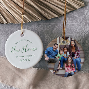 Minimale groene eerste kerst in onze nieuwe thuisf keramisch ornament