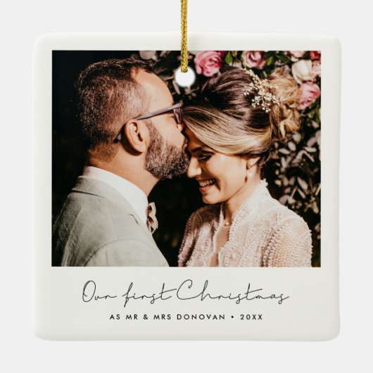 Minimale handgeschreven onze eerste kerstfoto keramisch ornament (Achterkant)