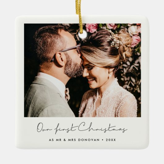 Minimale handgeschreven onze eerste kerstfoto keramisch ornament (Voorkant)