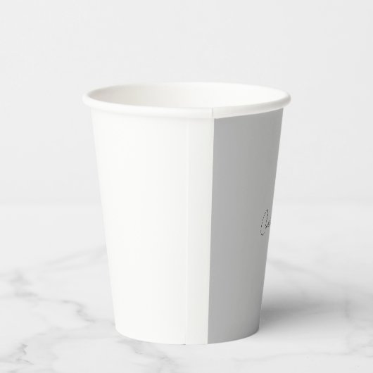 Minimale handgeschreven scriptnaam grijs papieren bekers (Rechts)