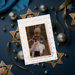 Minimale hanukkah-foto aan de rand van de Starry Folie Feestdagenkaart<br><div class="desc">Traditionele Star van david lijst met "happy hanukkah" en een bewerkbare handtekening en een jaar in echte folie. Voeg een bericht of meer foto's aan de achterkant toe. Kies uit goud,  zilver of roos gouden folie</div>