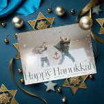 Minimale Happy Hanukkah Holiday Foto Blauw Feestdagenkaart<br><div class="desc">Eenvoudige gelukkige hanukkah in serif letters met jaar en familiehandtekening. Voeg uw eigen bericht of extra foto's aan de achterkant toe.</div>