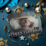 Minimale Happy Hanukkah Holiday Foto Feestdagenkaart<br><div class="desc">Eenvoudige gelukkige hanukkah in serif letters met jaar en familiehandtekening. Voeg uw eigen bericht of extra foto's aan de achterkant toe.</div>