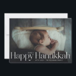 Minimale Happy Hanukkah Holiday Foto Feestdagenkaart<br><div class="desc">Eenvoudige gelukkige hanukkah in serif letters met jaar en familiehandtekening. Voeg uw eigen bericht of extra foto's aan de achterkant toe.</div>