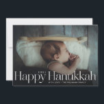 Minimale Happy Hanukkah Holiday Foto Feestdagenkaart<br><div class="desc">Eenvoudige gelukkige hanukkah in serif letters met jaar en familiehandtekening. Voeg uw eigen bericht of extra foto's aan de achterkant toe.</div>