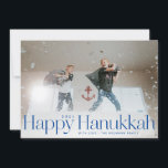 Minimale Happy Hanukkah Holiday Foto: helder blauw Feestdagenkaart<br><div class="desc">Eenvoudige gelukkige hanukkah in serif letters met jaar en familiehandtekening. Voeg uw eigen bericht of extra foto's aan de achterkant toe.</div>