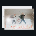Minimale Happy Hanukkah Holiday Foto Peach Feestdagenkaart<br><div class="desc">Eenvoudige gelukkige hanukkah in serif letters met jaar en familiehandtekening. Voeg uw eigen bericht of extra foto's aan de achterkant toe.</div>