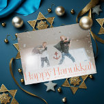 Minimale Happy Hanukkah Holiday Foto Peach Feestdagenkaart<br><div class="desc">Eenvoudige gelukkige hanukkah in serif letters met jaar en familiehandtekening. Voeg uw eigen bericht of extra foto's aan de achterkant toe.</div>