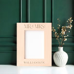 Minimale heer en mevrouw Passen getrouwd huwelijks Gegraveerde Lijstjes<br><div class="desc">Vier de vereniging van twee harten met onze Minimal Mr & Mrs Passen getrouwd Wedding Gift Keepsake Etched Lijst. Dit elegant vormgegeven lijst, met de gestroomlijnde typografie "MR & MRS", vormt de kern van de hedendaagse romance. Personaliseer het met de achternaam van het paar en het jaar van hun huwelijk,...</div>