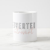 Minimale Introvert Quote Cute Modern Typografie Grote Koffiekop (Voorkant)