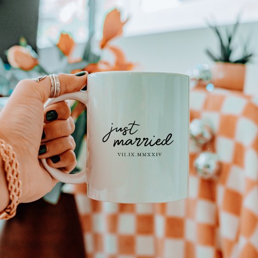 Minimale "Just Married" Script Romeinse Cijfer Dat Koffiemok