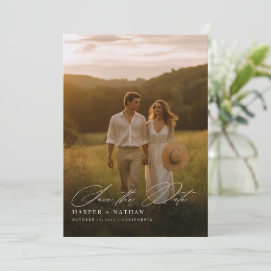 Minimale kalligrafie Fotobruiloft QR-code Save The Date (Staand voorkant)