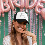 Minimale kalligrafie Ink Bachelorette Party Trucker Pet<br><div class="desc">Modern minimalistisch maar elegant Calligrafiesnop Bachelorette Party Trucker Hat - Black & White</div>