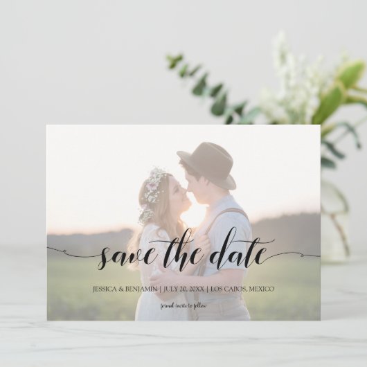 Minimale kalligrafie scriptuur trouwfoto vervaagd save the date (Staand voorkant)