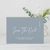 Minimale kalligrafie Stusty Blue Monogram Weddensc Save The Date (Staand voorkant)