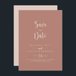 Minimale kalligrafie Terracotta Wedding Save The Date<br><div class="desc">Deze minimalistische terracotta bruiloft met kalligrafie is perfect voor een ritueel. Het eenvoudige en elegante ontwerp kenmerkt klassieke en fancy manuscripttypografie.</div>