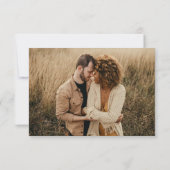 Minimale kalligrafie zwart-wit foto RSVP kaart (Achterkant)