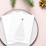 Minimale kerstboom | Eenvoudig reinigen rode ster Feestdagenkaart<br><div class="desc">Eenvoudig,  stijlvol,  minimalistisch vakantieoord met een "schandalig" schandalige kerstboom met een eenvoudige rode ster. Het ontwerp is uitgerust met moderne,  minimalistische typografie die gemakkelijk kan worden aangepast met uw eigen begroeting,  familienaam & jaar,  ideaal voor het feestseizoen! #christmas #minimalist #briefkaart #scandinavian</div>