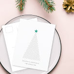 Minimale kerstboom | Green Star Scandi Feestdagenkaart<br><div class="desc">Eenvoudig,  stijlvol minimalistisch vakantieoord met een "schandi"-schandalige minieme kerstboom met een eenvoudige groene ster. Het ontwerp is uitgerust met moderne,  minimalistische typografie die gemakkelijk kan worden aangepast met uw eigen begroeting,  familienaam & jaar,  ideaal voor het feestseizoen! #christmas #minimalist #briefkaart #scandinavian</div>