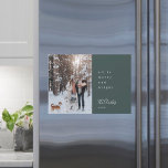 Minimale kerstbosgroene foto Magnetische Kaart<br><div class="desc">Een stijlvol, modern, modern, fotovlak wenskaart met een modern, minimaal typografie citaat "alles is droevig en helder", gekoppeld aan een handgeschreven scriptlettertype voor uw familienaam in wit met een donkerbos-groene tekenkleur in een "schandi"-scandinavische ontwerpstijl. De groet, de naam en het jaar kunnen gemakkelijk voor een persoonlijke aanraking worden aangepast. Een...</div>