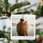 Minimale kerstfoto Eenvoudig Informal Modern Keramisch Ornament<br><div class="desc">Een stijlvol ornament met een minimale kerstboomfotovakantie met klassieke typografie "Kerst vrolijk" in het zwart op een eenvoudige, minimalistische witte achtergrond. De foto, de vakantiegroet en de naam kunnen gemakkelijk voor een persoonlijke aanraking worden aangepast. Een eenvoudig, minimalistisch en hedendaags kerstontwerp om dit vakantieseizoen te weerstaan! Het getoonde afbeelding is...</div>