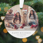 Minimale kerstfoto | Modern familieportret Ornament<br><div class="desc">Een stijlvol ornament voor feestfoto's met een klassieke typografie "Prettige feestdagen" in het zwart op een eenvoudige, minimalistische witte achtergrond. De foto, de naam en de groet kunnen gemakkelijk voor een persoonlijke aanraking worden aangepast. Een eenvoudig, minimalistisch en hedendaags kerstontwerp om dit vakantieseizoen te weerstaan! Het getoonde afbeelding is voor...</div>