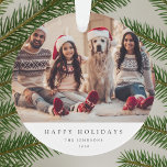Minimale kerstfoto | Modern familieportret Ornament<br><div class="desc">Een stijlvol ornament voor feestfoto's met een klassieke typografie "Prettige feestdagen" in het zwart op een eenvoudige, minimalistische witte achtergrond. De foto, de naam en de groet kunnen gemakkelijk voor een persoonlijke aanraking worden aangepast. Een eenvoudig, minimalistisch en hedendaags kerstontwerp om dit vakantieseizoen te weerstaan! Het getoonde afbeelding is voor...</div>