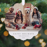Minimale kerstfoto | Modern familieportret Ornament Kaart<br><div class="desc">Een stijlvol ornament voor feestfoto's met een klassieke typografie "Prettige feestdagen" in het zwart op een eenvoudige, minimalistische witte achtergrond. De foto, de naam en de groet kunnen gemakkelijk voor een persoonlijke aanraking worden aangepast. Een eenvoudig, minimalistisch en hedendaags kerstontwerp om dit vakantieseizoen te weerstaan! Het getoonde afbeelding is voor...</div>