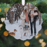 Minimale kerstfoto Scandinavian Forest Green Ornament Kaart<br><div class="desc">Een stijlvol modern ornament voor kerstbomen met een moderne, minimale typografie, met de woorden "alles is vrolijk en helder", gekoppeld aan een handgeschreven scriptlettertype voor uw familienaam in wit met een donkergroene kleur voor de functie 'groen voor het bos' in een scandinavische ontwerpstijl. De groet, de naam, het jaar en...</div>