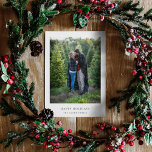 Minimale Kerstmis | Eenvoudige foto van Elegant Ch Feestdagenkaart<br><div class="desc">Een stijlvolle, minimale fotovakantiekaart met een klassieke typografie "Prettige feestdagen" in zwart op een eenvoudige, minimale witte achtergrond en een zachte grijze hoofdkleur op de achterzijde. De foto, de vakantiegroet en de naam kunnen gemakkelijk voor een persoonlijke aanraking worden aangepast. Een eenvoudig, minimalistisch en hedendaags kerstontwerp om dit vakantieseizoen te...</div>