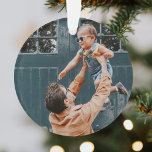 Minimale Kerstmis | Fusie en heldere eenvoudige fo Ornament<br><div class="desc">Eenvoudige, stijlvolle, minimalistische kerstversiering met een modern, minimalistisch typografisch citaat "vrolijk en helder" in zwart op een schone, minimale witte achtergrond. De naam, het jaar en de groet kunnen gemakkelijk worden aangepast voor een persoonlijke aanraking, perfect voor het feestseizoen! Het getoonde afbeelding is voor illustratiedoeleinden slechts om met uw eigen...</div>