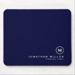 Minimale Klassieke monogram Navy Blue Muismat<br><div class="desc">Minimalistisch monogram ontwerp met klassiek blokmonogram in een klassiek lettertype met gepersonaliseerde naam en titel of aangepaste tekst hieronder op een eenvoudige marinesblauwe achtergrond. Personaliseer voor uw eigen gebruik.</div>
