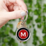 Minimale klassieke zwarte monogram rood sleutelhanger<br><div class="desc">Minimale monogrammed ronde sleutelhanger heeft een zwarte achtergrond met uw monogram initiaal in rood embleem in witte klassieke bloktypografie voor een eenvoudige klassieke professionele uitstraling.</div>